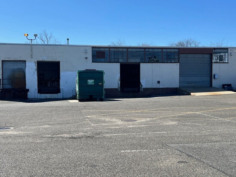 More Photos Of 85 Schmitt Blvd, Farmingdale Warehouse For Lease