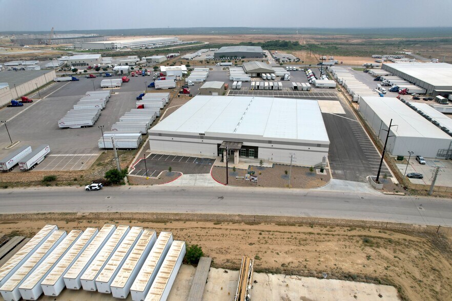 More Photos Of 13609 Evolution Lp, Laredo Warehouse For Lease
