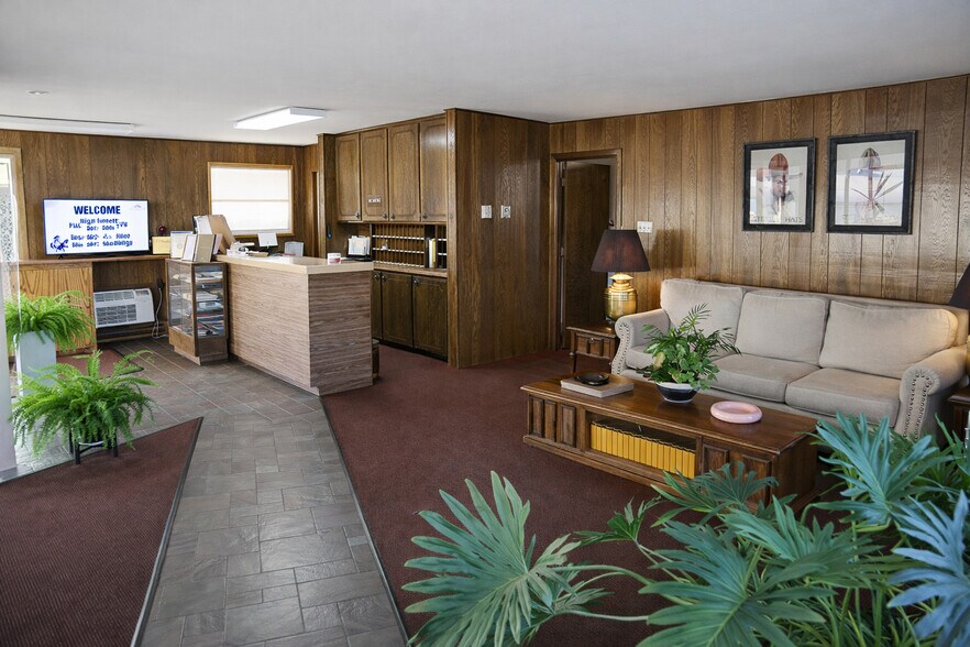 More Photos Of 304 College Ave, Levelland Hotel For Sale