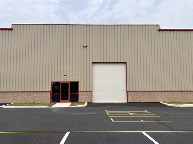 More Photos Of 117 Patriot Dr, Middletown Flex For Lease