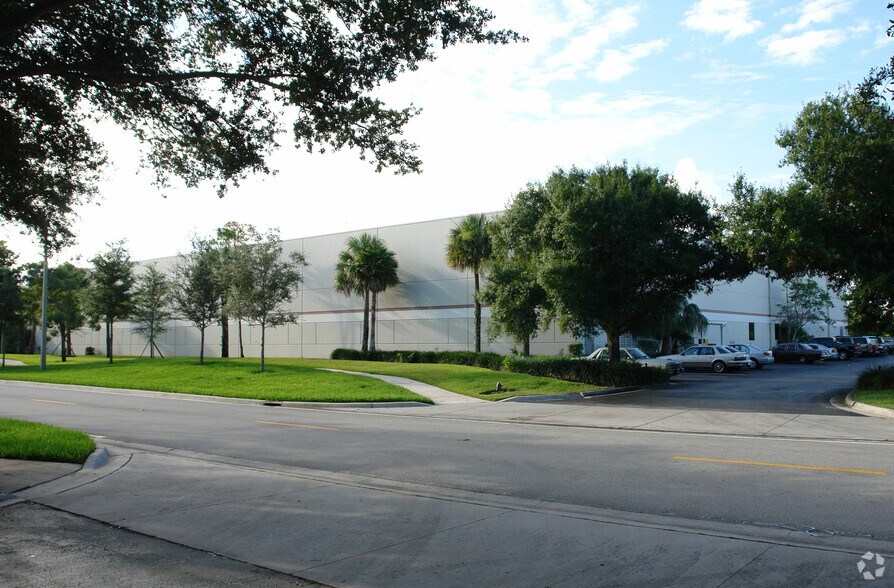 More Photos Of 13801-13807 NW 4th St, Sunrise Warehouse For Lease