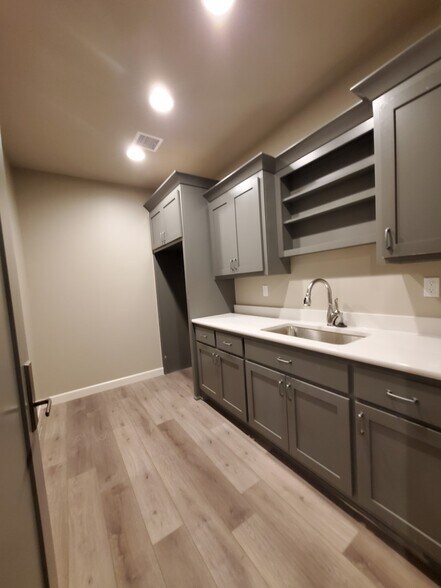More Photos Of 2259 N 9th St, Broken Arrow Office For Lease