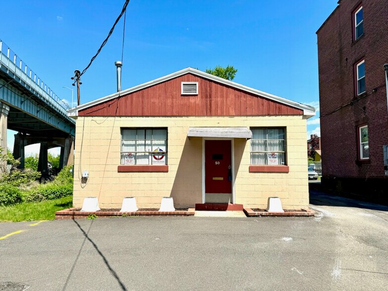 Primary Photo Of 50 Saint Johns St, Middletown Freestanding For Sale