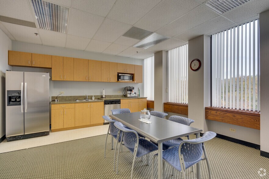 More Photos Of 2000 S Batavia Ave, Geneva Office For Lease