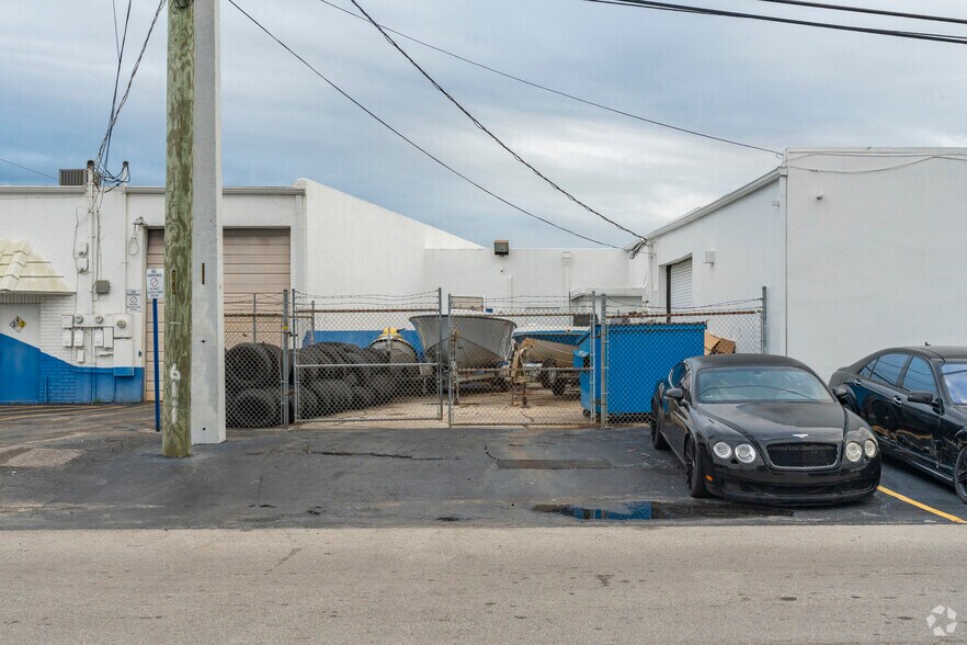 More Photos Of 960 S Dixie Hwy E, Pompano Beach Showroom For Lease