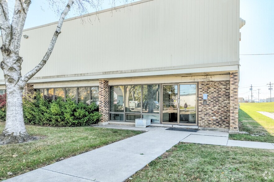 More Photos Of 200 E Avenue G, Rochelle Manufacturing For Sale