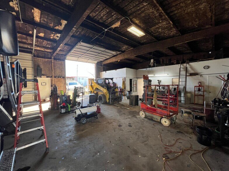 More Photos Of 3226 N Main St, Cleburne Warehouse For Lease