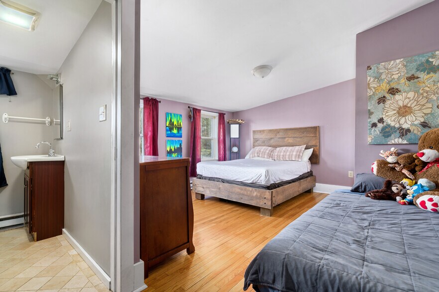 More Photos Of 13 Park Ave, Hadley Restaurant For Sale