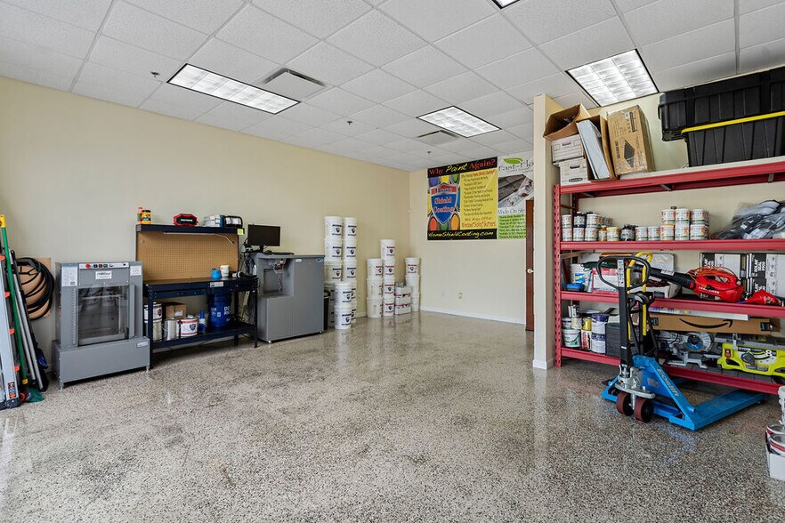More Photos Of 7901 Kingspointe Pky, Orlando Showroom For Sale