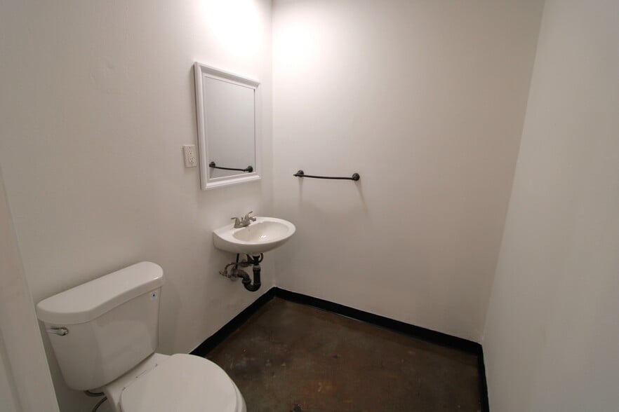 More Photos Of 2124-2134 Floyd St, Burbank Warehouse For Lease