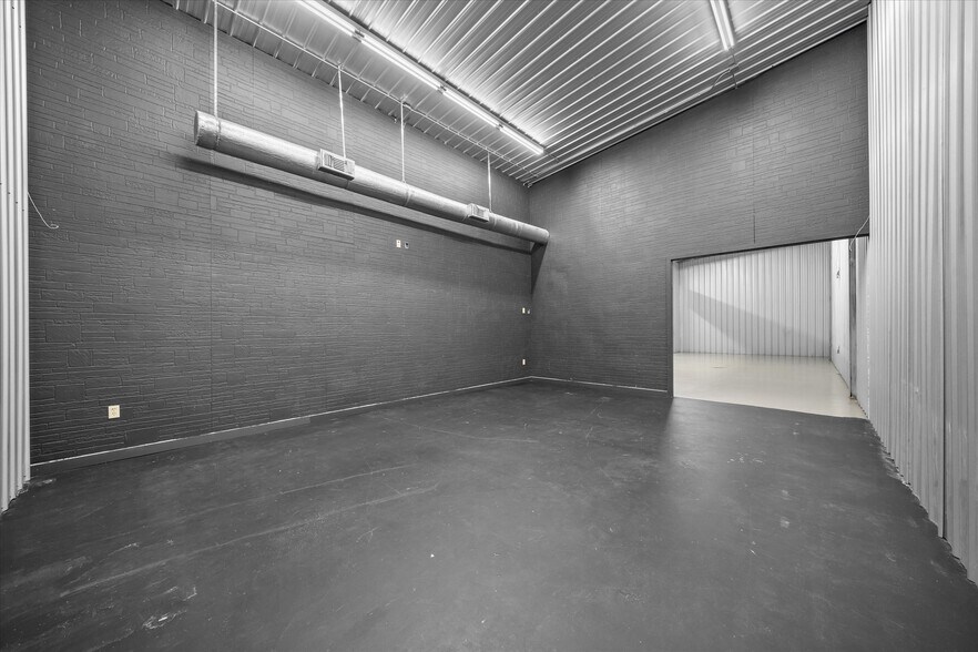 More Photos Of 1502 W 7th St, Laurel Showroom For Sale