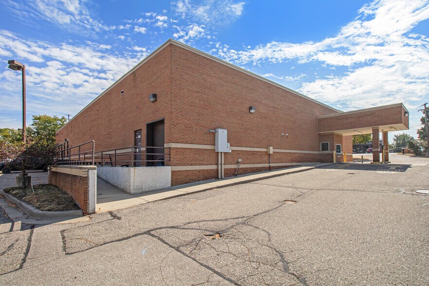 More Photos Of 3000 Orchard Lake Rd, Keego Harbor Drugstore For Lease