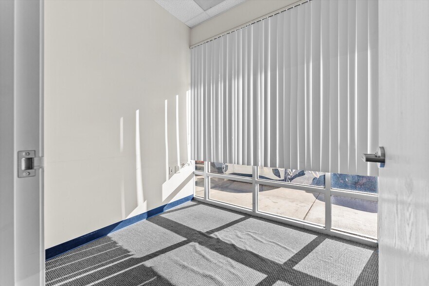 More Photos Of 39176-39532 10th St W, Palmdale Unknown For Lease