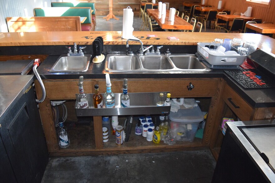 More Photos Of 26192 NE Neosho Rd, Garnett Restaurant For Lease