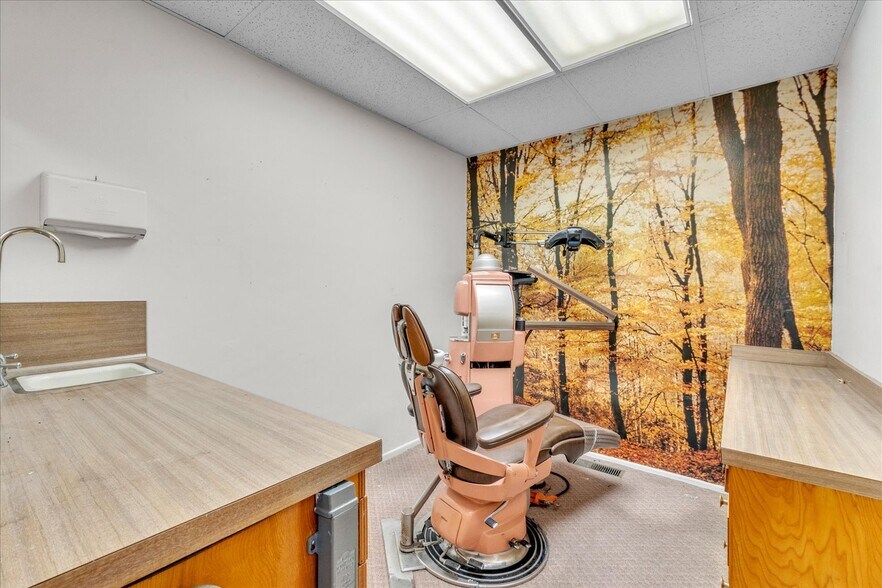 More Photos Of 18032 Ventura Blvd, Encino Medical For Lease