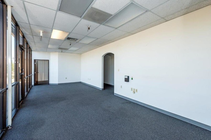 More Photos Of 777 E MacArthur Cir, Tucson Distribution For Lease