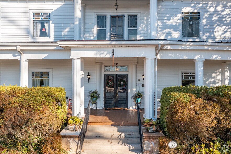 More Photos Of 252 Seavy St, Senoia Hospitality For Sale