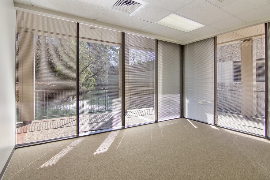 More Photos Of 2020 N Loop Fwy W, Houston Office For Lease