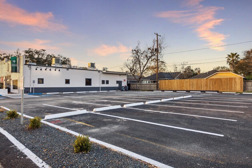 More Photos Of 1111 E 11th St, Houston Freestanding For Sale