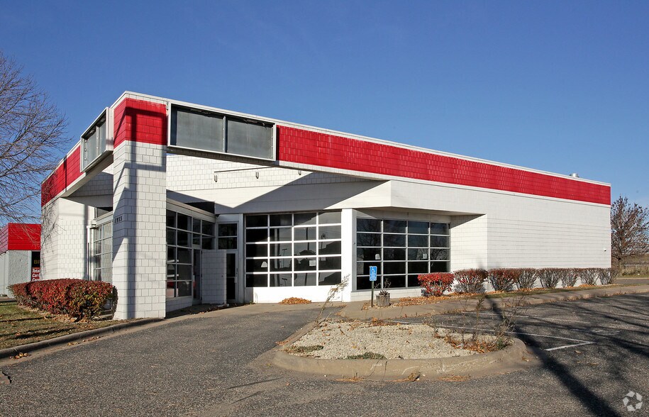 Primary Photo Of 1955 County Road D E, Maplewood Auto Repair For Lease