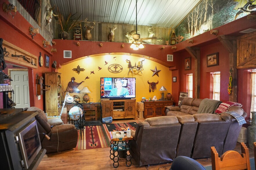 More Photos Of 1122 Douglas Ave, Beaver Hotel For Sale