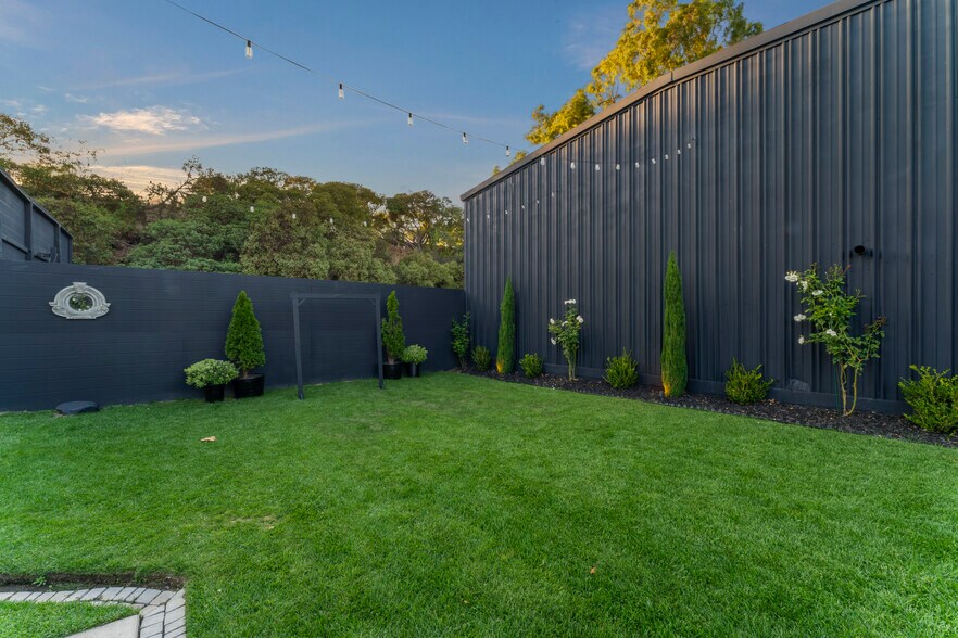 More Photos Of 281 W Main St, Ventura Storefront Retail Residential For Sale