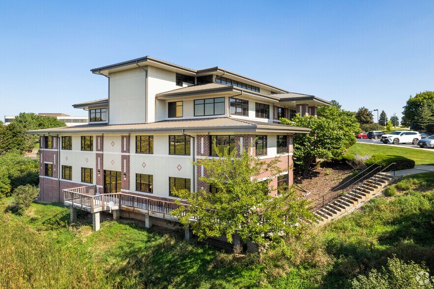 More Photos Of 1166 Quail Ct, Pewaukee Office For Lease