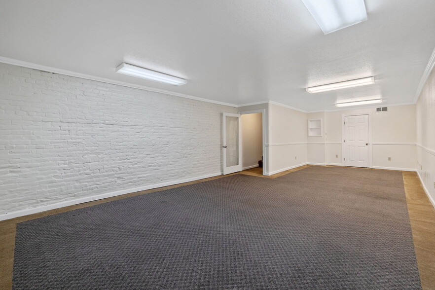 More Photos Of 143 E Tulare Ave, Tulare Storefront For Sale