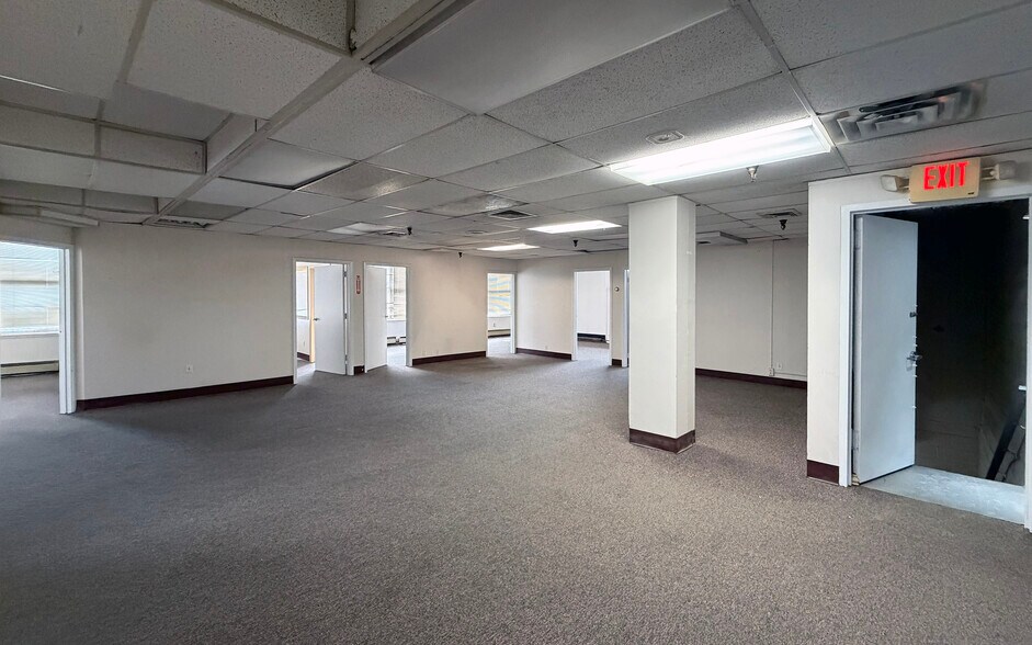 More Photos Of 150 N Macquesten Pky, Mount Vernon Warehouse For Lease