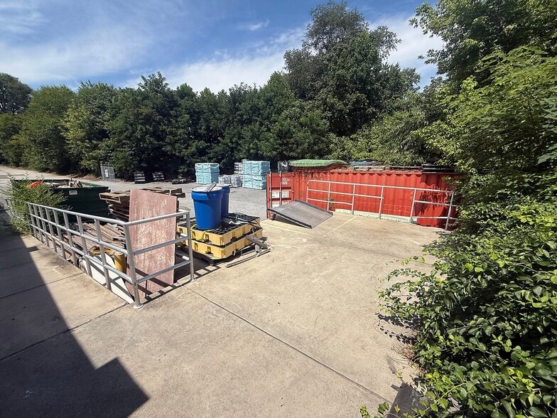 More Photos Of 1540-1544 Delmar Dr, Folcroft Light Distribution For Sale