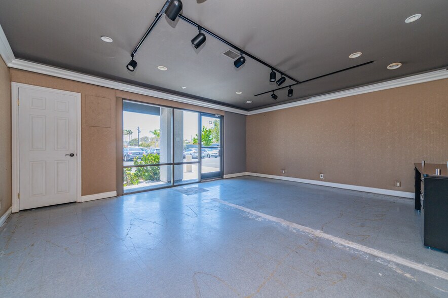 More Photos Of 711 W 17th St, Costa Mesa Light Manufacturing For Lease