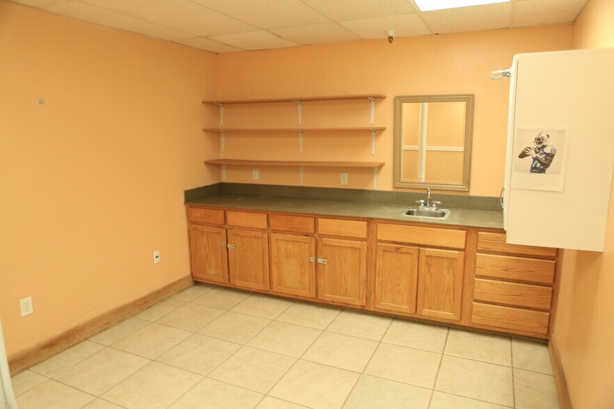 More Photos Of 706 Knickerbocker Rd, San Angelo Manufacturing For Lease