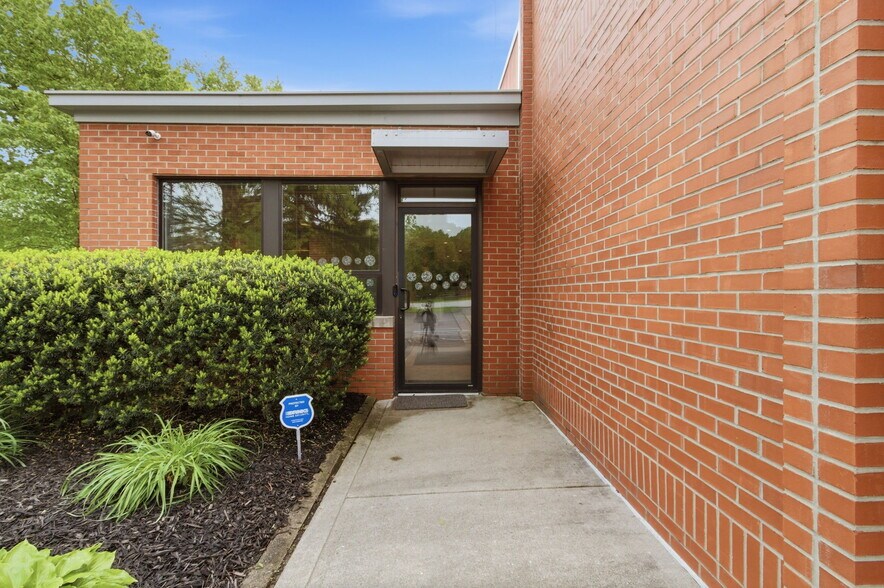 More Photos Of 7731 Traders Ln, Indianapolis Office For Sale