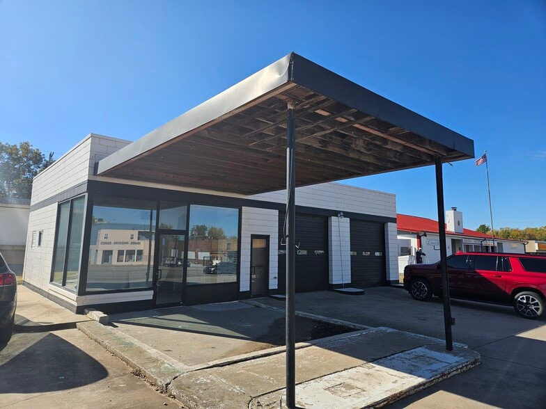 More Photos Of 1000 W Main St, Yukon Auto Repair For Sale