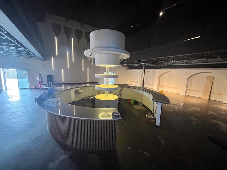 More Photos Of 5316 Washington Ave, Houston Bar For Lease