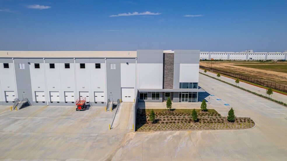 More Photos Of 117 Empire Blvd, Brookshire Warehouse For Lease