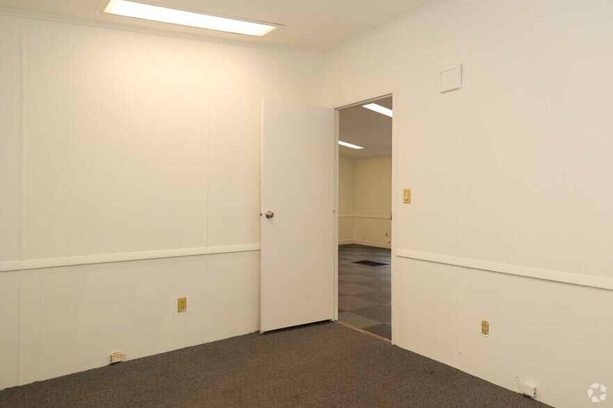 More Photos Of 6645 Denver Industrial Park Rd, Denver Warehouse For Lease
