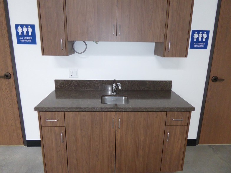 More Photos Of 632 Thompson Ave, Glendale Warehouse For Lease