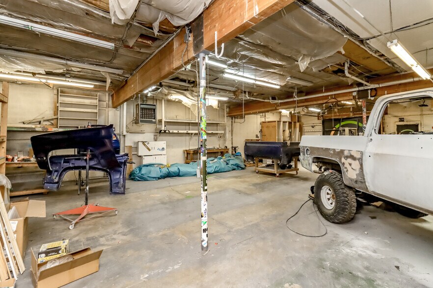 More Photos Of 3838 S Warner St, Tacoma Flex For Lease
