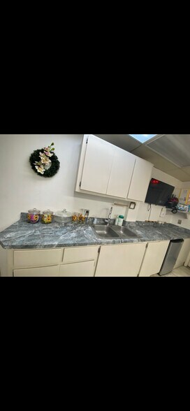 More Photos Of 2335 Tamiami Trl N, Naples Medical For Sale