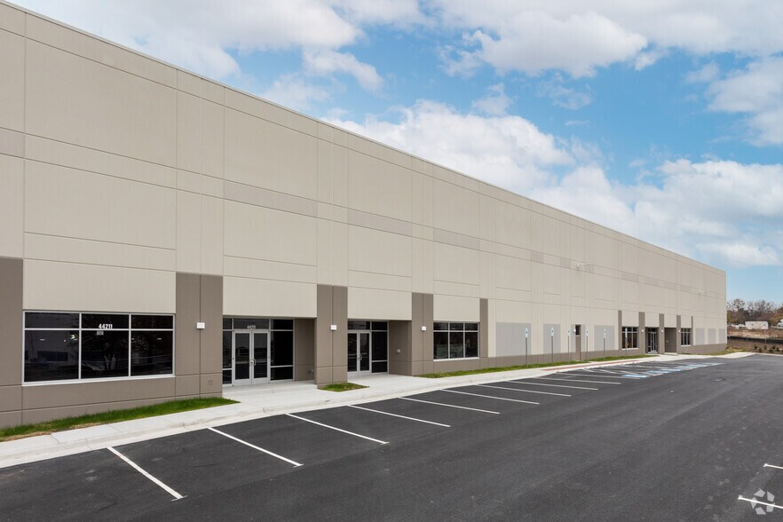 More Photos Of 44211 Mercure, Sterling Warehouse For Lease