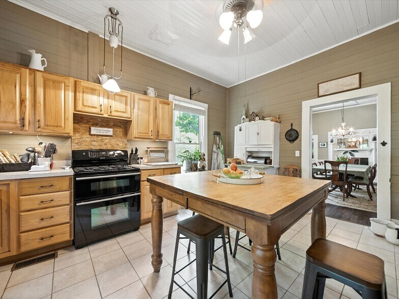 More Photos Of 221 N Main St, Clover Hospitality For Sale