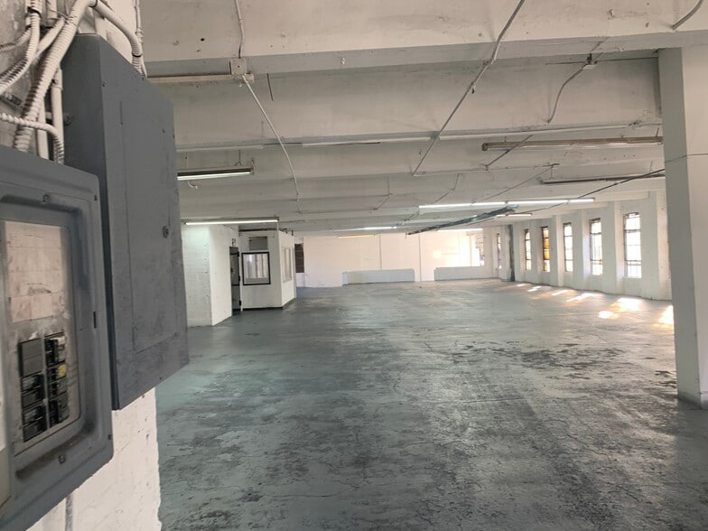 More Photos Of 4410 Park Ave, Bronx Warehouse For Lease