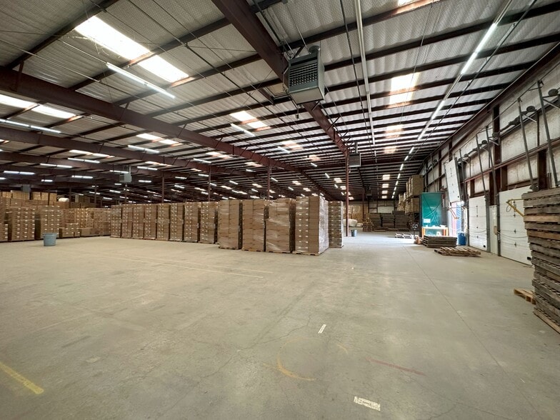 More Photos Of 3911 S Main St, Roswell Manufacturing For Lease