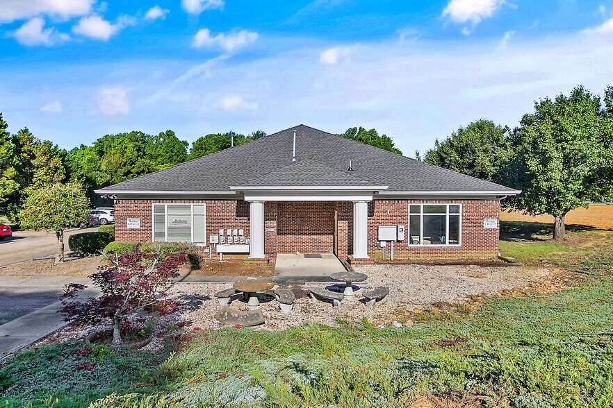 More Photos Of 303-305 Tilghman Dr, Dunn Medical For Sale