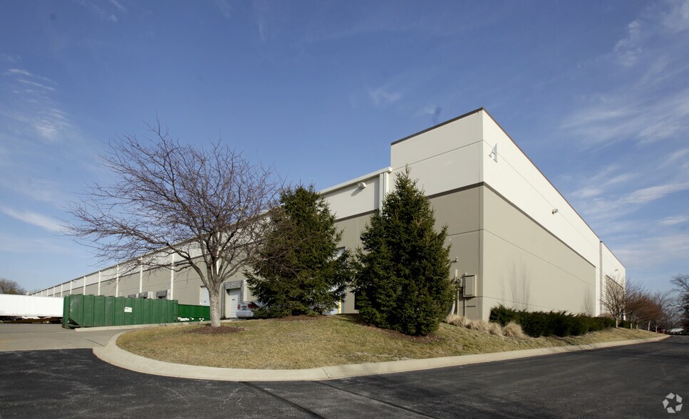 More Photos Of 601 Lambert Pointe Dr, Hazelwood Warehouse For Lease