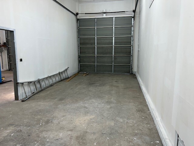 More Photos Of 755 S Beverwyck Rd, Parsippany Warehouse For Lease