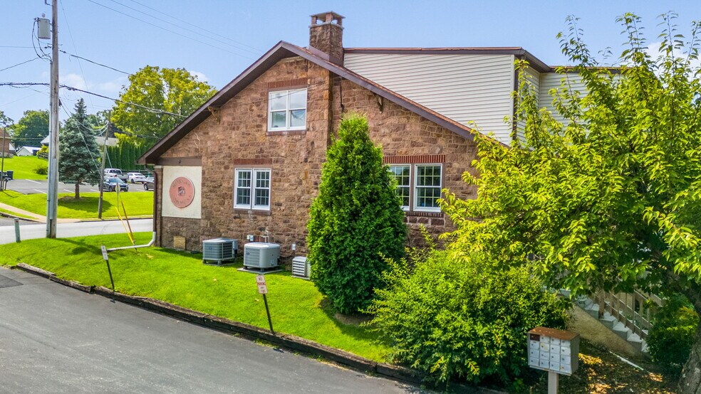 More Photos Of 3519 E Main St, Morgantown Office Residential For Lease