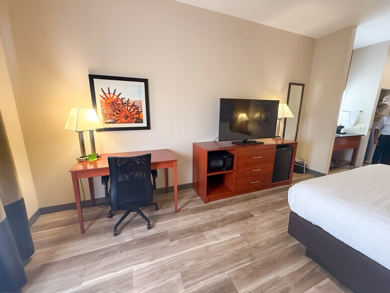 More Photos Of 5653 Tinker Diagonal St, Oklahoma City Hotel For Sale