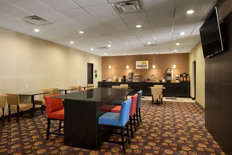 More Photos Of 810 E Trudgeon St, Henryetta Hotel For Sale